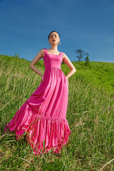 Robe longue en soie à volants avec encolure carrée et ourlet froncé pour un style estival rehaussé